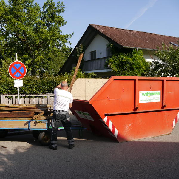 Entsorgung des Unrats vor Ort in entsprechende Container