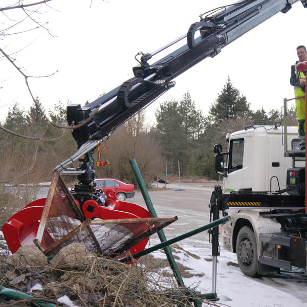 Aufnehmen von Ästen und Unrat mit Greifarm